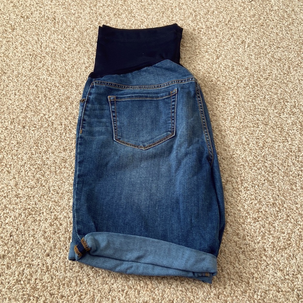 Liz Lange maternity jean Bermuda shorts